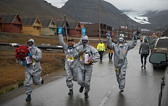 Løpet i Longyearbyen er kjent for spennende kostymevalg blant løperne. Bildet er fra 2021. Løpet i Longyearbyen er kjent for spennende kostymevalg blant løperne. Bildet er fra 2021.
