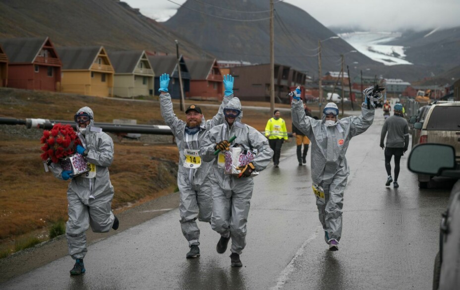 Løpet i Longyearbyen er kjent for spennende kostymevalg blant løperne. Bildet er fra 2021.