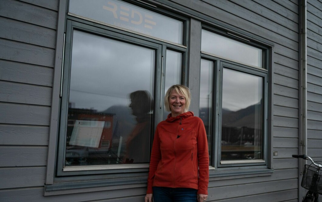 Sirianne Voie Brochmann begynte å jobbe som eiendomsmegler på Svalbard for noen måneder siden, etter å ha brukt det siste året på å sette seg inn i boligmarkedet.