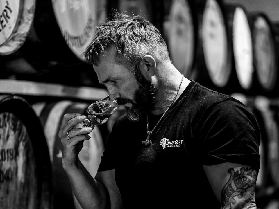 Smak: Daglig leder Tor Petter W. Christensen i Aurora Spirit Distillery på Lyngseidet setter mest pris på whiskyen.