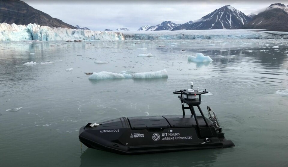 LEVERER FORSKNINGSDATA: Forskere håper at disse autonome fartøyene, eller robotene, kan skaffe til tiltrengt kunnskap fra vannet ved brefrontene. Disse løper heller ingen stor risiko å nærme seg brefrontene.