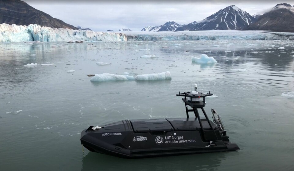 LEVERER FORSKNINGSDATA: Forskere håper at disse autonome fartøyene, eller robotene, kan skaffe til tiltrengt kunnskap fra vannet ved brefrontene. Disse løper heller ingen stor risiko å nærme seg brefrontene. LEVERER FORSKNINGSDATA: Forskere håper at disse autonome fartøyene, eller robotene, kan skaffe til tiltrengt kunnskap fra vannet ved brefrontene. Disse løper heller ingen stor risiko å nærme seg brefrontene.