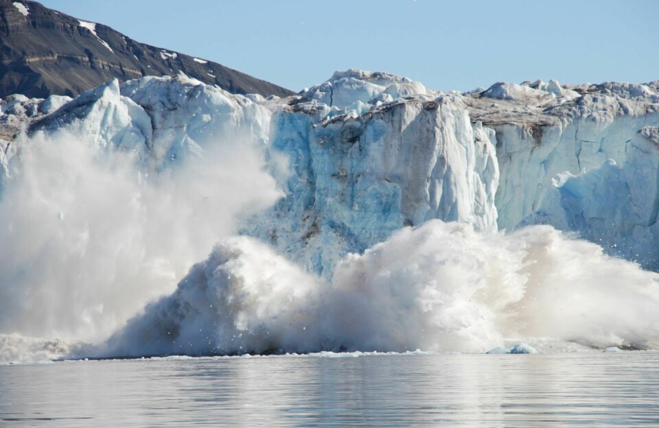 KRONEBREEN: Det er risikofylt for liv og helse å nærme seg isbrefronter, fordi breene plutselig kan kalve og svære isblokker dundre ned i havet. Når isen treffer vannet, blir det bølger så store at selv store båter kan velte.