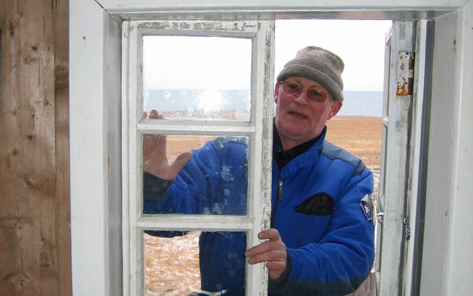Karl Fredheim skifter vindu i Vårsolbukta i 2004.