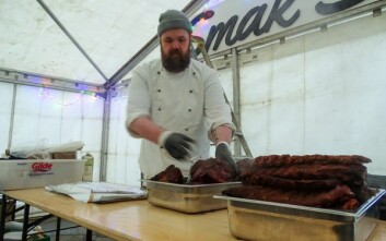 GRILLMESTER: Andreas Styrsell i festivalteltet med rykende fristelser fra grillen. GRILLMESTER: Andreas Styrsell i festivalteltet med rykende fristelser fra grillen.