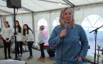 ÅPNINGSTALTE: Festivalsjef Hege Giske introduserte kulturskole-bandet "No Name" og erklærte Smak Svalbard for åpnet onsdag.