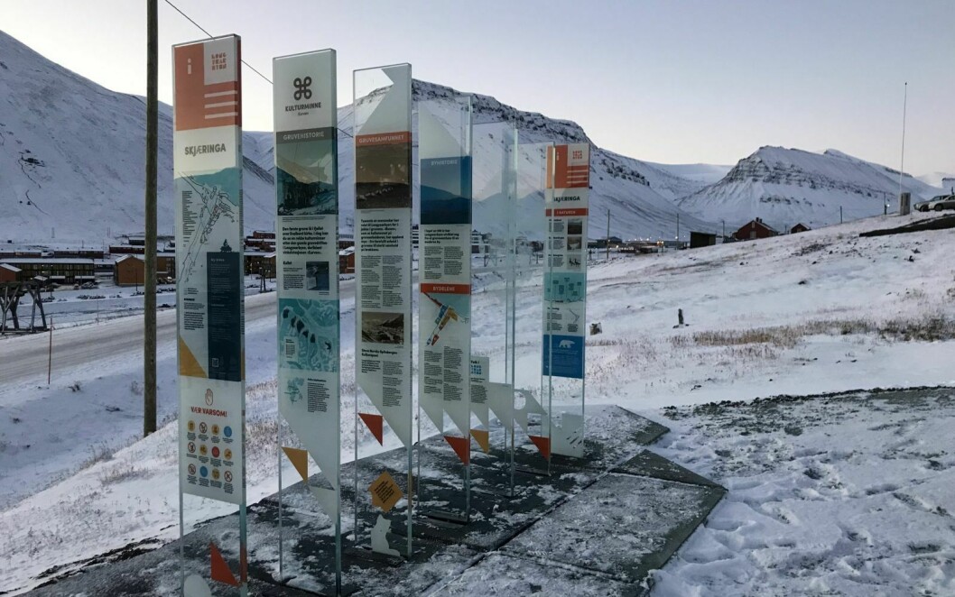 REKLAMASJON: Longyearbyen lokalstyre reklamerer til leverandøren på trykk-kvaliteten på de sju skiltstasjonene i byen.
