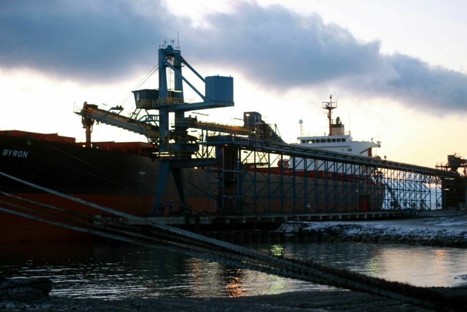 Store Norske skipet ut over to millioner tonn kull i 2013. Her ligger 'Lord Byron' til kai ved Kapp Amsterdam utenfor Svea.