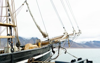Seilskuta som vanligvis går under navnet Activ ble bygget om til en replika av en hvalfangstbåt fra 1800-tallet i forbindelse med innspillingen. Her fra Longyearbyen i 2019, før crewet dro nordover for å filme.