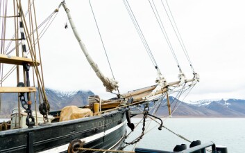 Seilskuta som vanligvis går under navnet Activ ble bygget om til en replika av en hvalfangstbåt fra 1800-tallet i forbindelse med innspillingen. Her fra Longyearbyen i 2019, før crewet dro nordover for å filme. Seilskuta som vanligvis går under navnet Activ ble bygget om til en replika av en hvalfangstbåt fra 1800-tallet i forbindelse med innspillingen. Her fra Longyearbyen i 2019, før crewet dro nordover for å filme.