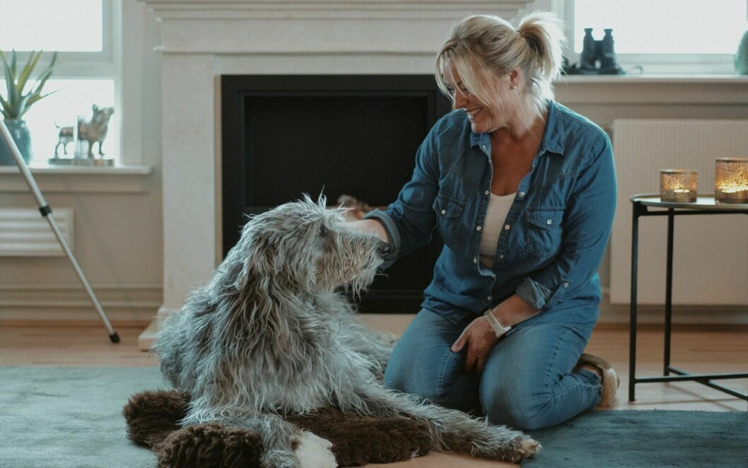 INNEKOS: Kristin Cecilie Meyer-Skottun med hunden Ulrik foran peisen.