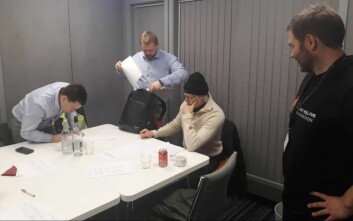 Høyres Stein Ove Johannessen (t.v.) signerer Polfarererklæringen. Videre fra venstre: Kjetil Figenschou (H), Jørn Dybdahl (Frp) og Arild Olsen (Ap). Høyres Stein Ove Johannessen (t.v.) signerer Polfarererklæringen. Videre fra venstre: Kjetil Figenschou (H), Jørn Dybdahl (Frp) og Arild Olsen (Ap).