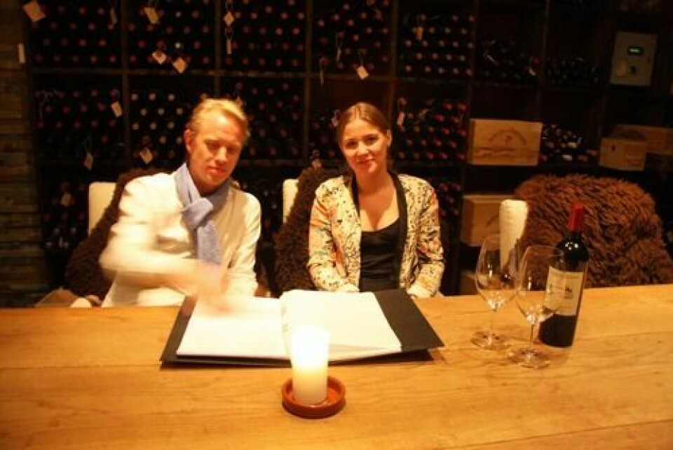 Jonathan Lilie og Sara Weiberg blar i vinkartet. Her bør det være noe for en hver smak - og lommebok.