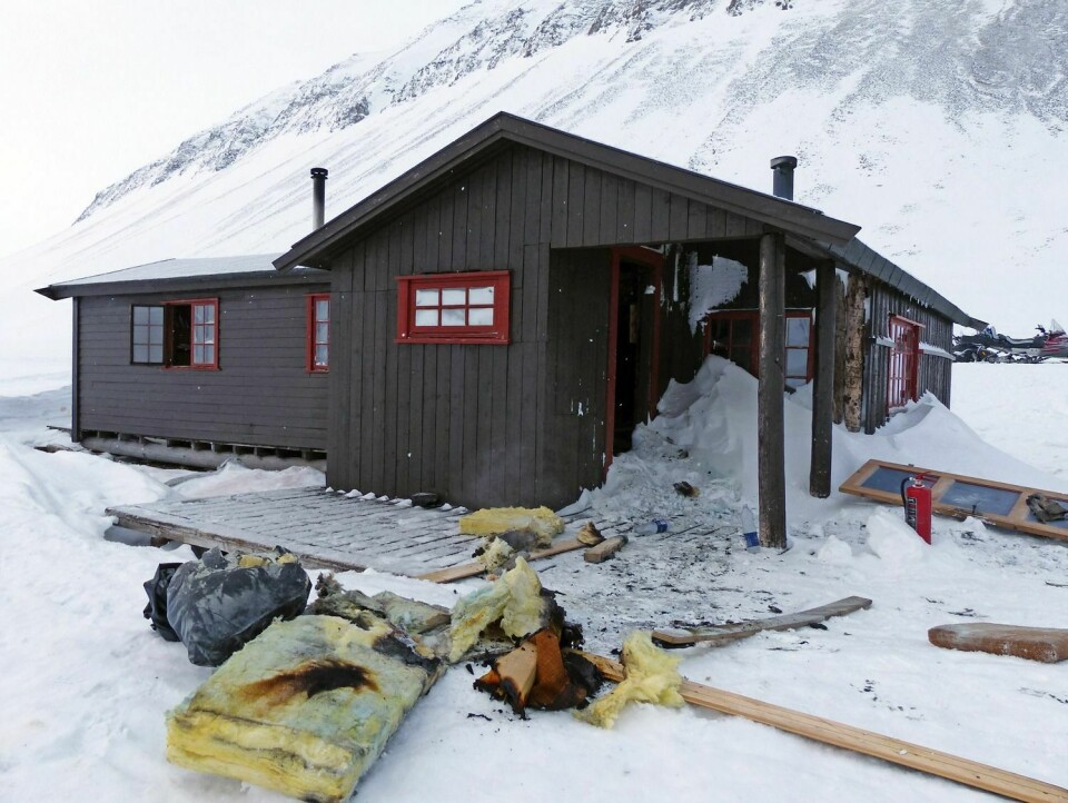 22. mars gikk det galt i Unis-hytta da det brøt ut brann, sannsynligivs forårsaket av ei oljelampe. Nå blir oljelamper fjernet fra i alt fjorten hytter på Svalbard - og erstattet med batteridrevne led-lamper.