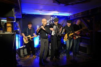<strong class="nf-o-text--strong">Stemning på Kroa:</strong> JT Lauritsen & The Buckshot Hunters. Fra venstre: Arnfinn Tørrisen, (gitar), Svein Greni (fløyte), Jan Tore Lauritsen, Morten Nordskaug (bass) og Espen Liland (gitar). <strong class="nf-o-text--strong">Stemning på Kroa:</strong> JT Lauritsen & The Buckshot Hunters. Fra venstre: Arnfinn Tørrisen, (gitar), Svein Greni (fløyte), Jan Tore Lauritsen, Morten Nordskaug (bass) og Espen Liland (gitar).