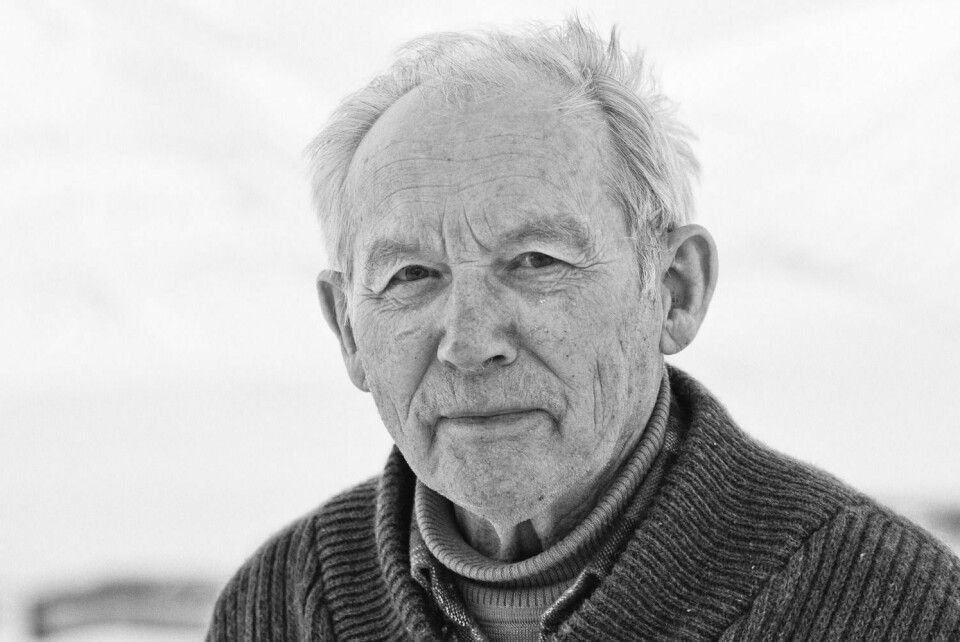 Roald Kvammen (81) holdt foredrag om sitt fangstliv i kirkens peisestue i mars 2006. Her utenfor kirka i Longyearbyen.