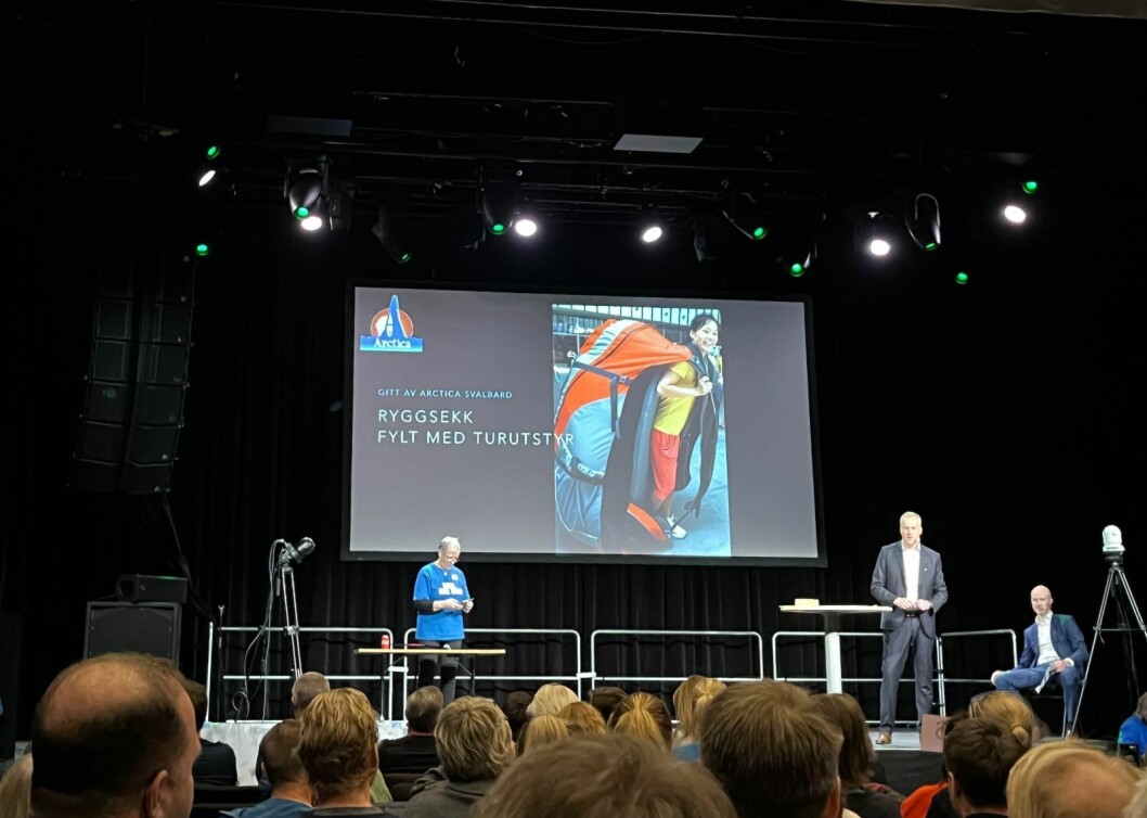 Konferansierer: Anne Lise Sandvik, Lars Fause og Sveinung Lystrup Thesen på scenen. Konferansierer: Anne Lise Sandvik, Lars Fause og Sveinung Lystrup Thesen på scenen.
