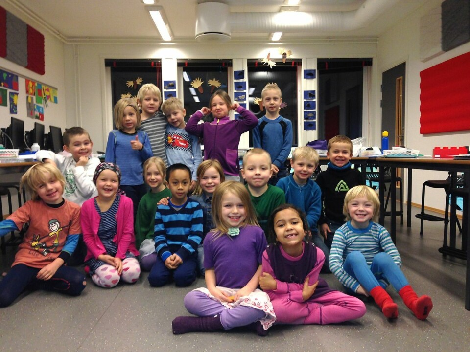 Gi så skal du få: Skoleelever ved Longyearbyen skole har hatt en annerledes adventskalender i år. Foran: Freja, Dana Sofia, Sondre. I midten: Jardar, Sunna, Lykke, Iann, Tiril, Bo, Aksel, Herman. Bak fra venstre: Morgan, Rasmus, Storm, Erland, Maris, Brage. Gi så skal du få: Skoleelever ved Longyearbyen skole har hatt en annerledes adventskalender i år. Foran: Freja, Dana Sofia, Sondre. I midten: Jardar, Sunna, Lykke, Iann, Tiril, Bo, Aksel, Herman. Bak fra venstre: Morgan, Rasmus, Storm, Erland, Maris, Brage.