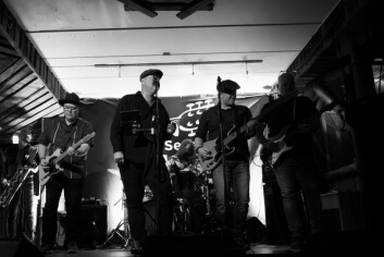 JT Lauritsen & The Buckshot Hunters. Fra venstre: Arnfinn Tørrisen, (gitar), Jan Tore Lauritsen, Morten Nordskaug (bass) og Espen Liland (gitar). På trommer, Jon Grimsby. JT Lauritsen & The Buckshot Hunters. Fra venstre: Arnfinn Tørrisen, (gitar), Jan Tore Lauritsen, Morten Nordskaug (bass) og Espen Liland (gitar). På trommer, Jon Grimsby.