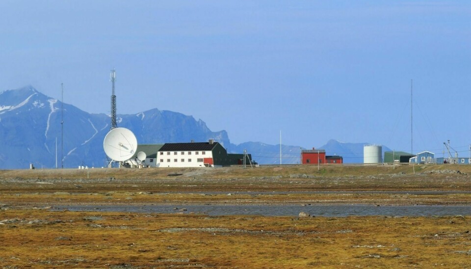 FREDES TROLIG: Sysselmesteren anbefaler at Riksantikvaren freder Isfjord Radio. Anlegget er under energiomstilling og fikk installert varmtvannslagring av energi og batteripark i fjor vinter. Det neste er solceller og vindkraft.