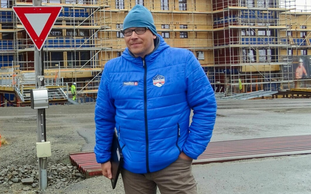 KOMPLISERT: Næringssjef Lennarth Kvernmo i Longyearbyen lokalstyre gjennomgår sluttrapportene før han kan si nøyaktig hvor mye av den bevilgede rammen på 65 millioner som blir brukt.