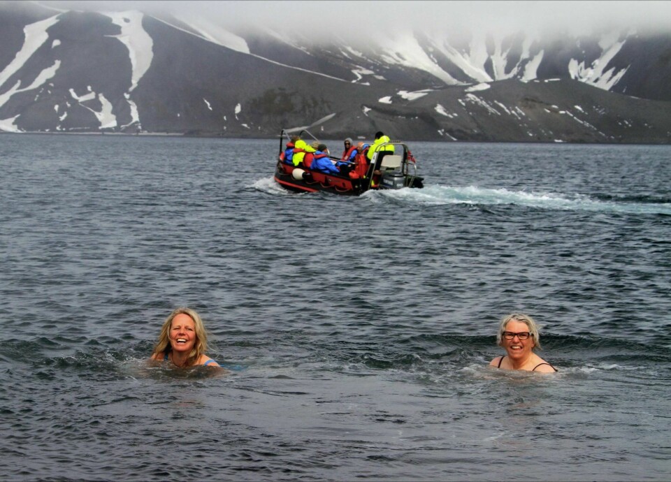 FORFRISKENDE: Deception Island i Antarktis er en aktiv vulkan, som byr på varm strand og iskaldt vann. Her måtte Svalbard-kvinnene Anne Hilde Sveen og Bodil Myklevoll bade, og fikk diplom.