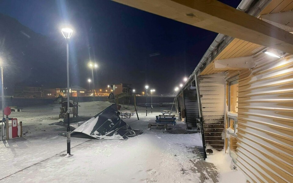 Platen som raste skal også ha bøyd en lyktestolpe. Platen som raste skal også ha bøyd en lyktestolpe.