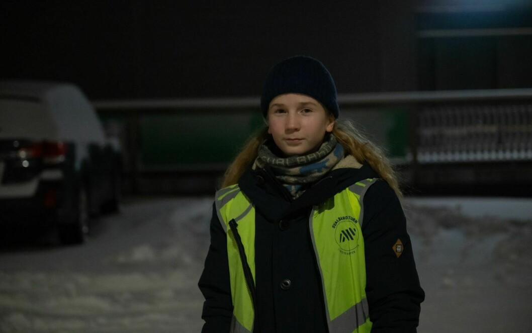 Samuel Bergman (15) har bodd i Longyearbyen i litt under fire år. Han er bekymret for hele samfunnsstrukturen og identiteten til byen han liker så godt, om høringsforslaget om valgbarhet til Longyearbyen lokalstyre blir vedtatt.