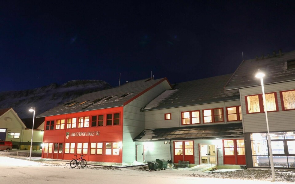 UTDELINGSSTASJON: Nær Longyearbyen lokalstyres hovedkvarter Næringsbygget skal det opprettes en stasjon for utdeling av gratis korona-tester til prioriterte grupper av innbyggerne.