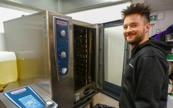 PROFFKJØKKEN: Bestillingene er allerede inne fra bedriftsmarkedet. Her er Ulrik Enevoldsen for syns skyld ved en av maskinene i kjøkkenet på Stationen. PROFFKJØKKEN: Bestillingene er allerede inne fra bedriftsmarkedet. Her er Ulrik Enevoldsen for syns skyld ved en av maskinene i kjøkkenet på Stationen.