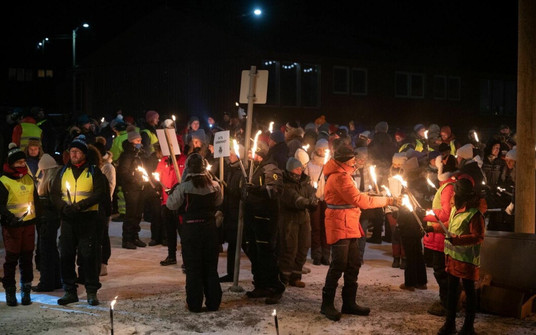 Flere hundre personer gikk i fakkeltok mot innstramminger i Longyearbyen tirsdag kveld.