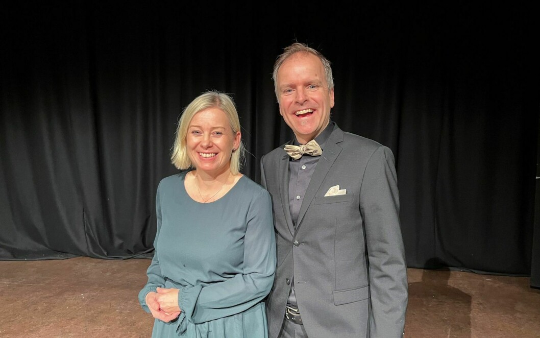 Tekstforfatter og komponist: Angela Wallin Larsen og John Vegard Schow var storfornøyde med få fremføre vinnersalmen sin på Svalbard.