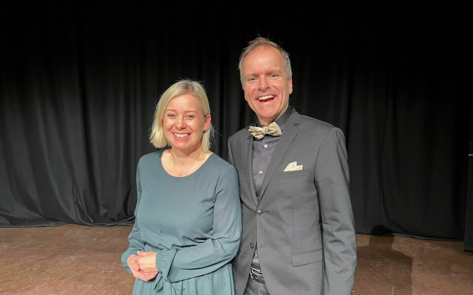 Tekstforfatter og komponist: Angela Wallin Larsen og John Vegard Schow var storfornøyde med få fremføre vinnersalmen sin på Svalbard.