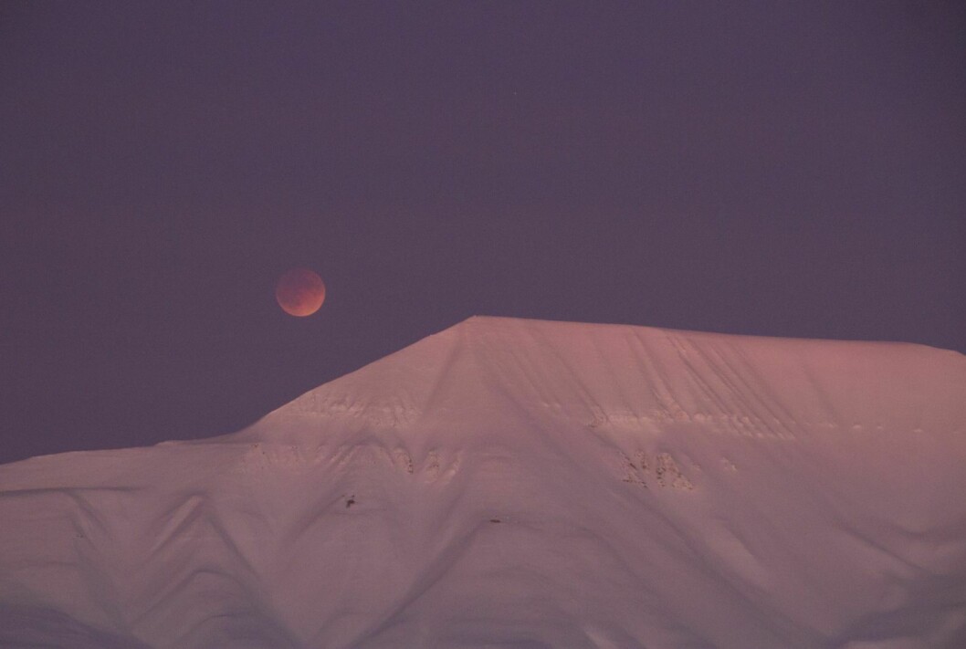 I 2018: I januar 2018 kunne denne måneformørkelsen sees fra Longyearbyen.
