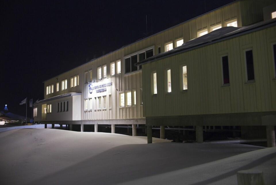 En kvinne er innlagt på Longyearbyen sykehus med brannskader etter et uhell med en fuelbrenner på ei hytte i Coles Bay søndag formiddag.