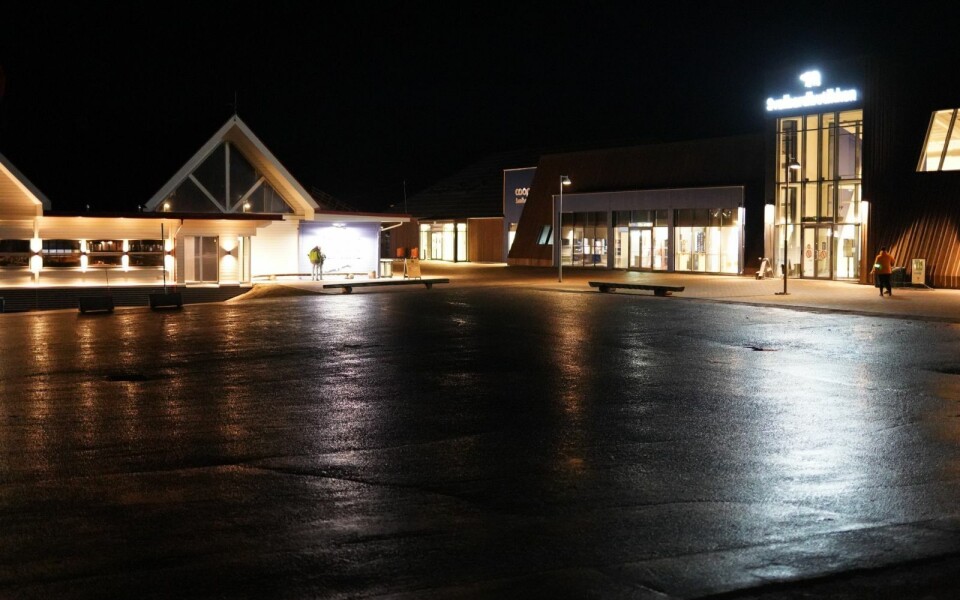 SETTER OPP KORONASTASJON: På parkeringsplassen i Longyearbyen sentrum, ved butikken Longyear78, skal Longyearbyen lokalstyre etablere en stasjon for utdeling av korona-selvtester til de som kvalifiserer til å få en, altså folk med luftveissymptomer og uvaksinerte nærkontakter.