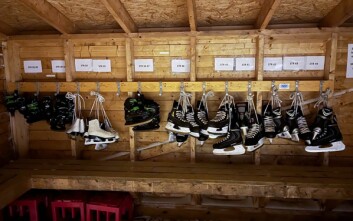 Skøyter for både store og små. Dyngeland håper utstyret blir brukt og at folk prøver å holde det ryddig i bua. Skøyter for både store og små. Dyngeland håper utstyret blir brukt og at folk prøver å holde det ryddig i bua.