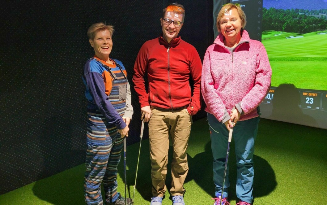 PÅ KURS: Tone Terjesen (t.v.) og Ane Fossnes på golfkurs hos Troels Ørsted Ytredal i Longyearbyen Golfklubb.