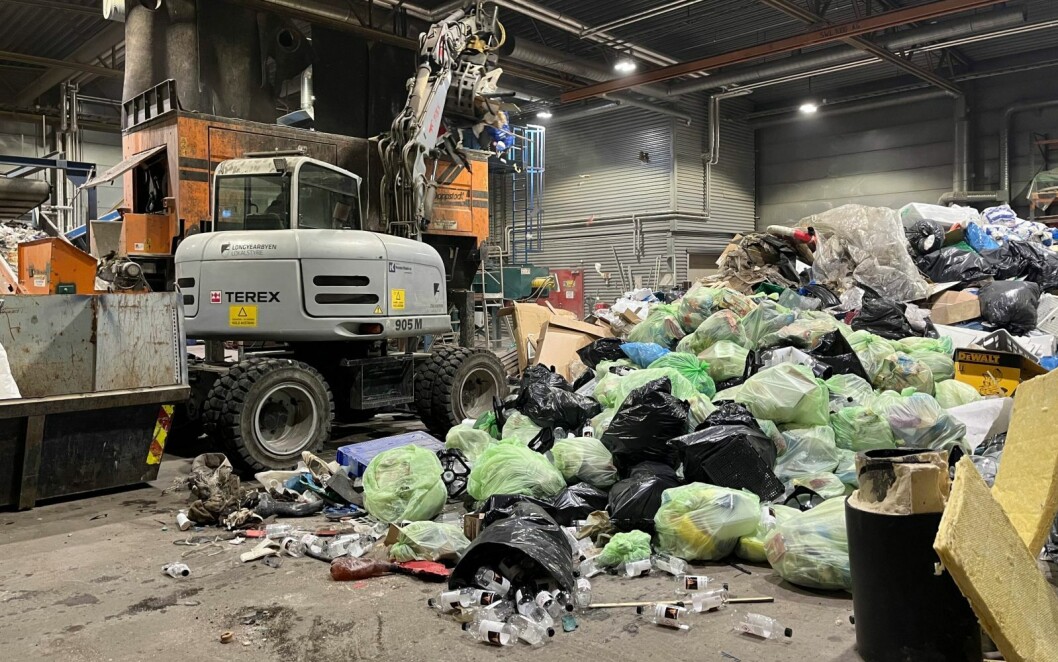 Brennbart restavfall blir sendt til Tromsø, der det brennes og blir til ny fjernvarme. Brennbart restavfall blir sendt til Tromsø, der det brennes og blir til ny fjernvarme.