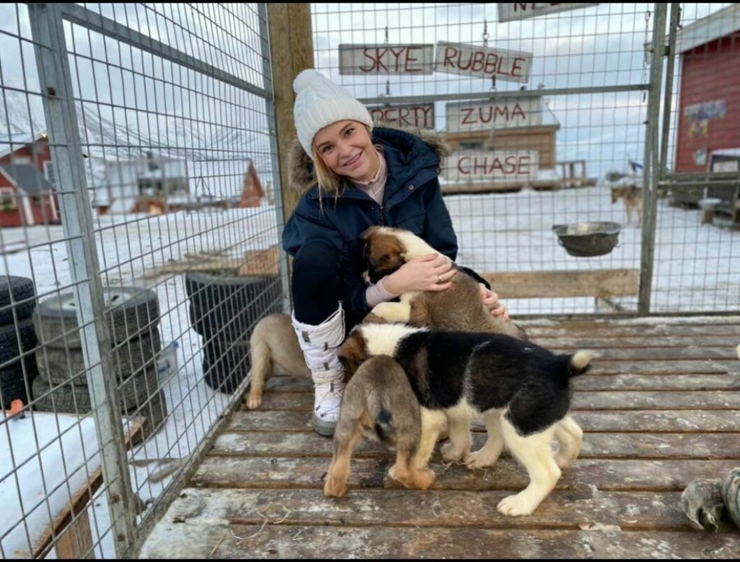 Rasa Cassandra Johansen med valpene på Green Dog Svalbard.