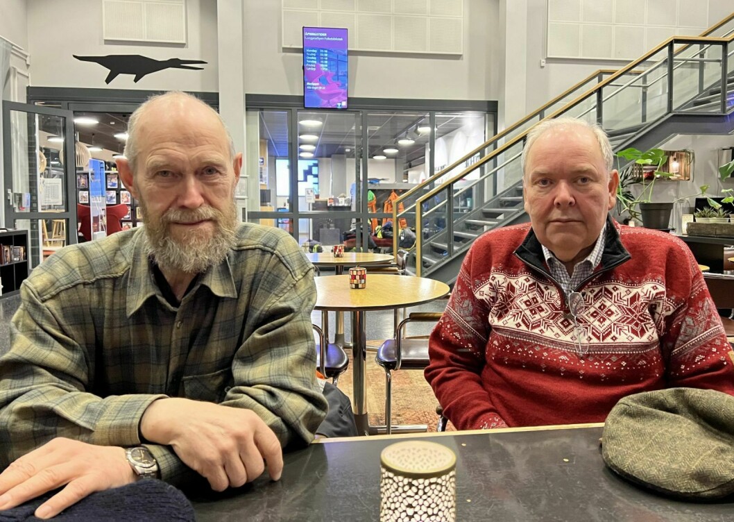 Folkerett: Bjørn Fjukstad og Arnstein Skaare i Austre Adventfjord AS skriver at det folkerettslige fundament Norge i og med Svalbardtraktaten og bergverksordningen har for å hevde suverenitet over Svalbard, må respekteres og følges opp.