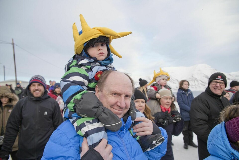 Filip Lockert koser seg på skuldrene til bestefar Snorre under solseremonien på Skjæringa lørdag.