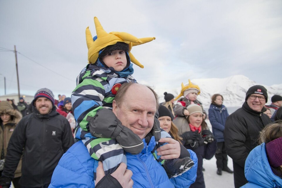 Filip Lockert koser seg på skuldrene til bestefar Snorre under solseremonien på Skjæringa lørdag. Filip Lockert koser seg på skuldrene til bestefar Snorre under solseremonien på Skjæringa lørdag.
