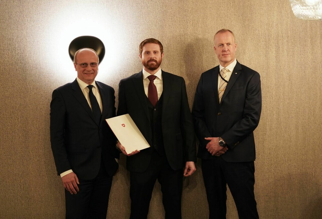 Konsuldiplomet: Den sveitsiske ambassadøren Bernhard Jaggy, Longyearbyens første konsul, Marcel Schütz og sysselmester Lars Fause.