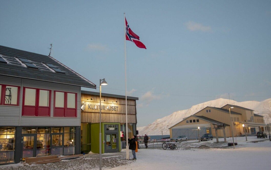 KAFE-STRID: Kafeen Rabalder i kulturhuset i Longyearbyen skulle etter planen ha ny driver fra nyttår. Politikernes restart av anbudsprosessen gjør at dette blir ytterligere forsinket. Det har også utløst erstatningskrav fra selskapet som ble innstilt som vinner av den første anbudsrunden.