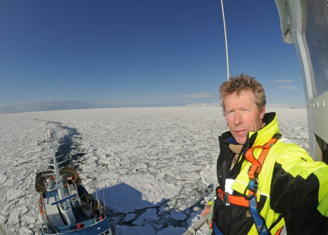 Oppsiktsvekkende: – Det er også oppsiktsvekkende at forskriften legger opp til at det militære graderingsregimet også skal gjelde farvannet rundt Svalbard, sier dosent Norvald Kjerstad ved NTNU. Her fotografert i tønna på «Lance» på tokt på Storfjorden.