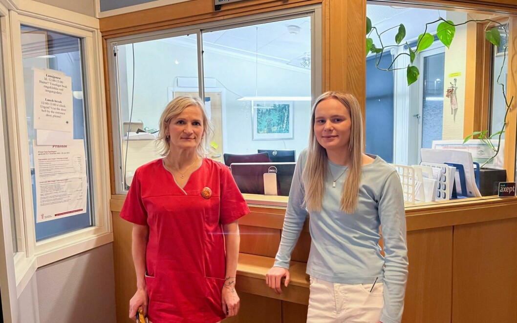 Ansikt utad: Hege Heimdal Lamo og Rebekka Heimdal Pettersen er de første som møter deg på sykehuset.