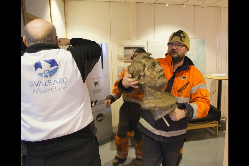 Knut Fastvold fra LNS Spitsbergen tar med seg hodet, mens Per Kyrre Reymert (med ryggen til) fra Svalbard Museum bistår. I dag ble den omstridte bysten av Robert Hermansen flyttet ut av Næringsbygget i Longyearbyen.