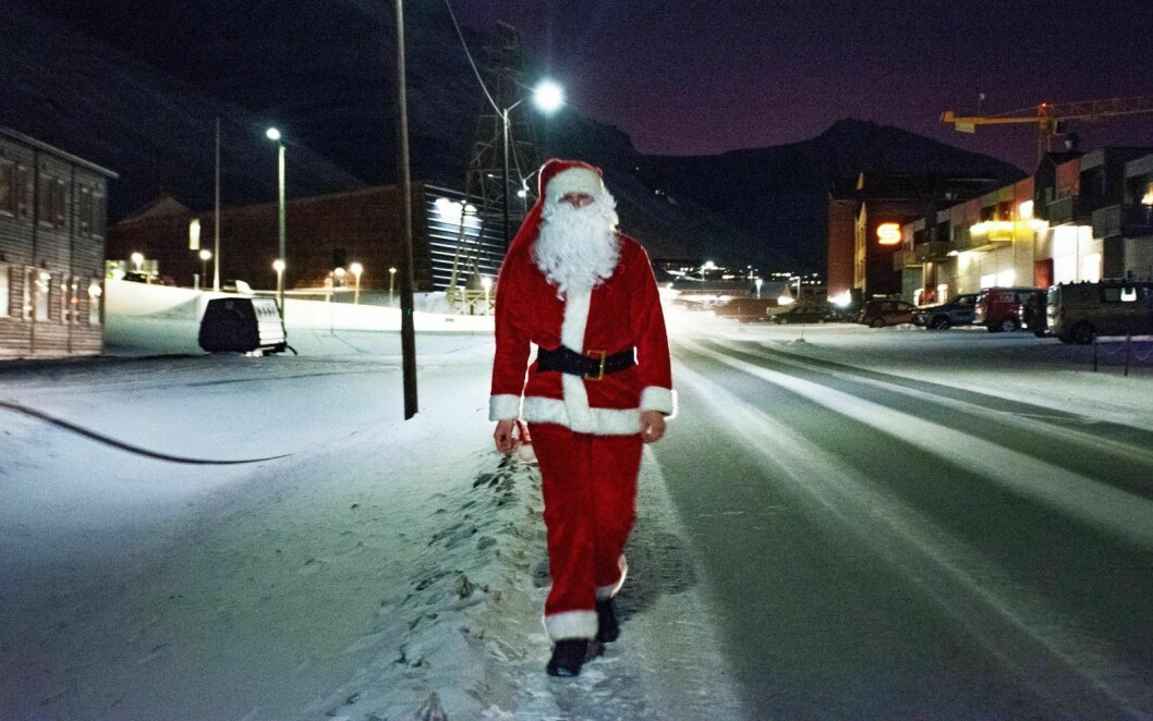 JULENISSE: I år skal Andreas Moberget (17) vikariere for julenissen, men han er ikke den eneste som sloss om julenisserollen i Longyearbyen i år.