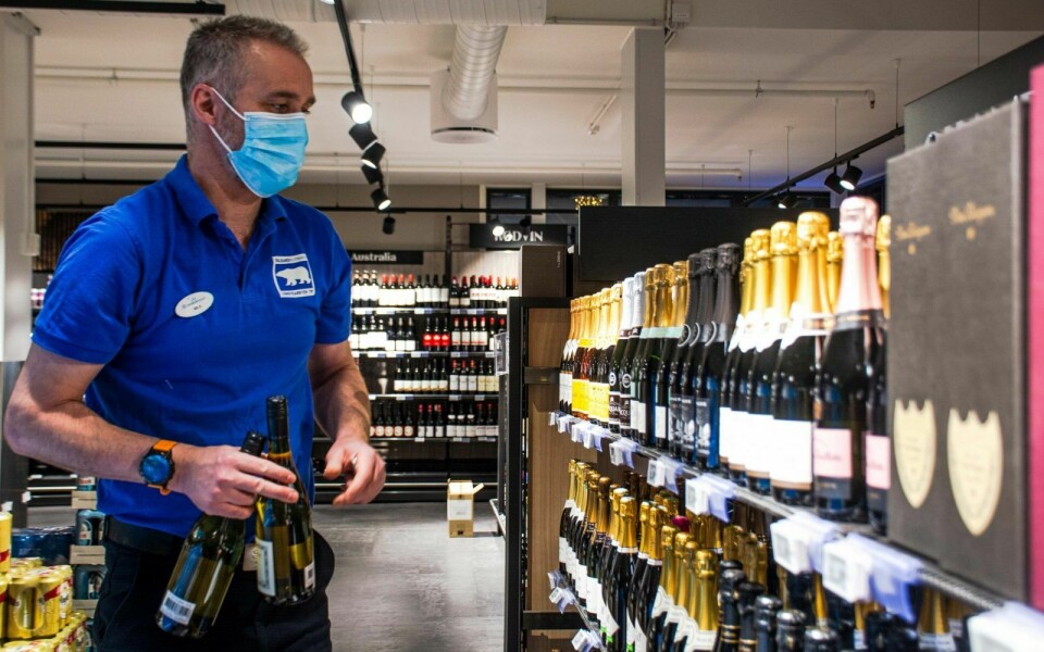 PRØV NOE NYTT: Nils Harald Schrøen ved Nordpolet anbefaler å prøve hvitvin eller musserende til julematen i år.